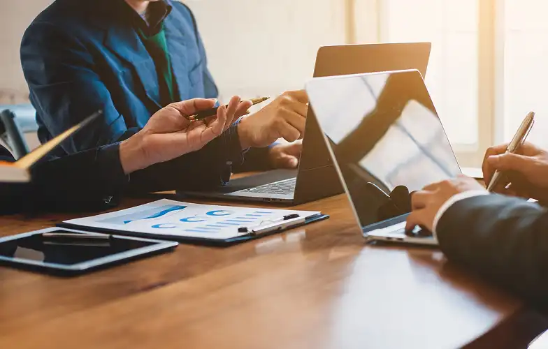 企業や個人の発展を支援するため、顧客の成長を通じて価値あるサービスを提供する協働の場面