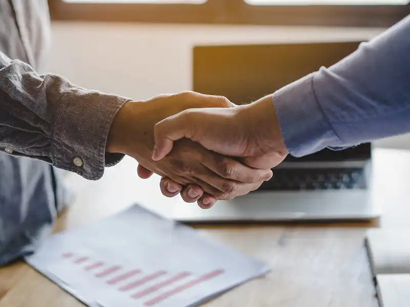 スーツ姿のビジネスパーソン。キャリアの成長と信頼感を表すイメージ